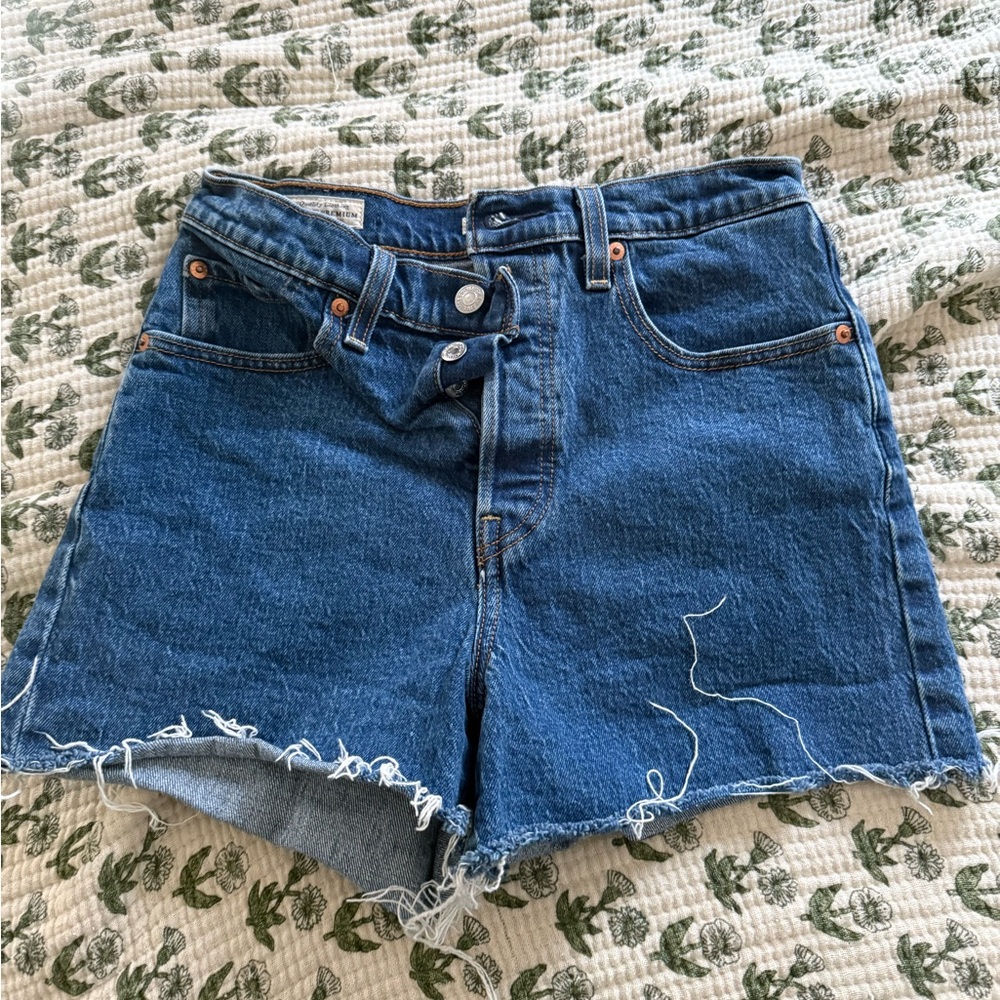 Levi’s rib cage shorts